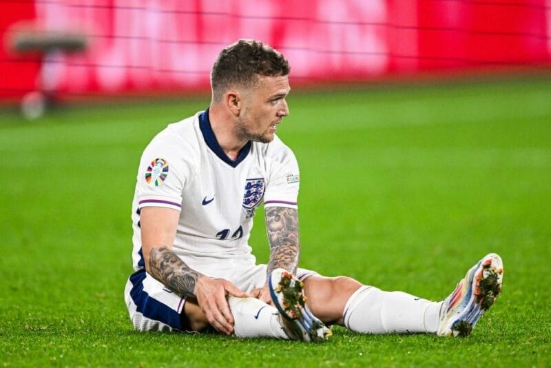 Kieran Trippier phải thi đấu bất chấp chấn thương.