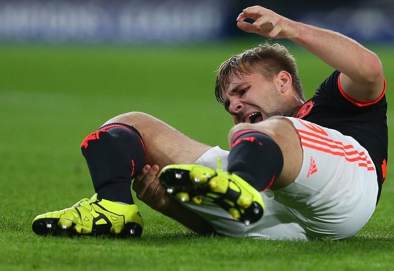 Luke Shaw bị gãy chân