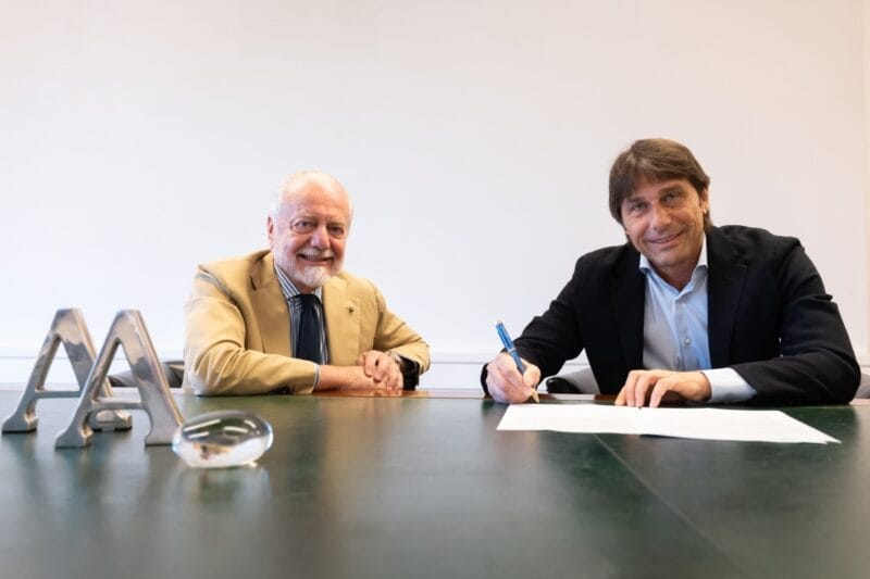 HLV Antonio Conte ký hợp đồng với Napoli.