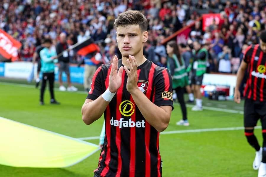 Hậu vệ Milos Kerkez nằm trong tầm ngắm Man United.