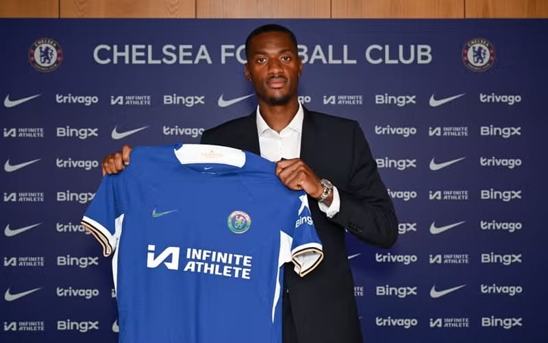 Adarabioyo chọn Chelsea thay vì Man Utd.