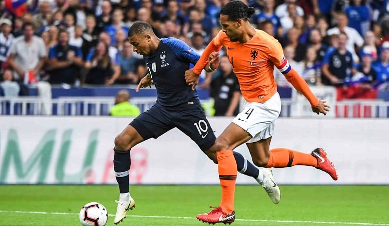 Van Dijk tranh chấp với Mbappe