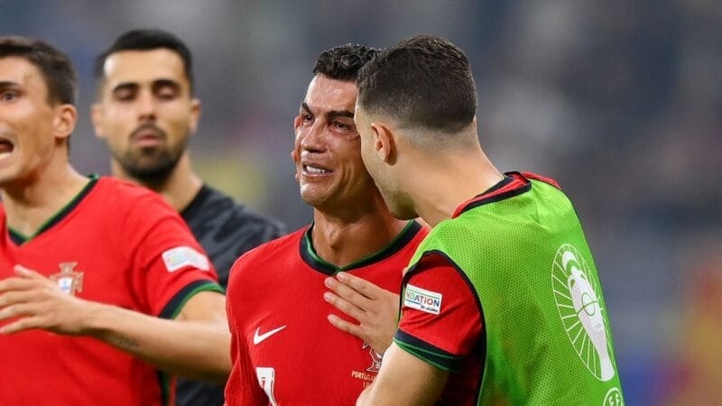 Ronaldo bật khóc sau khi đá hỏng phạt đền