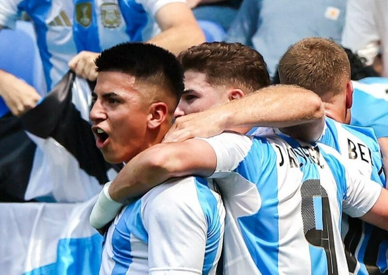 Thiago Almada mở tỷ số từ sớm cho Olympic Argentina (Ảnh: Getty).