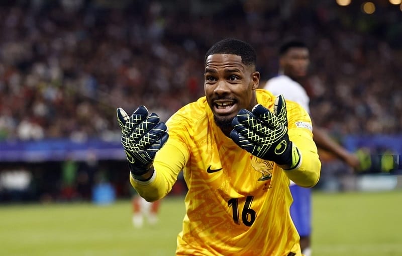 Thủ thành Mike Maignan khỏa lấp tốt vị trí mà Hugo Lloris để lại.