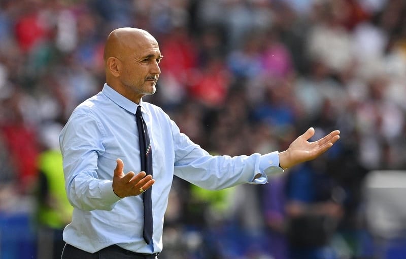 HLV Spalletti có nhiều quyết định khó hiểu.