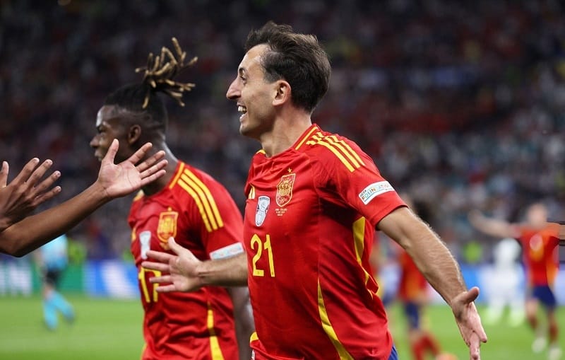 Mikel Oyarzabal là người hùng của Tây Ban Nha.