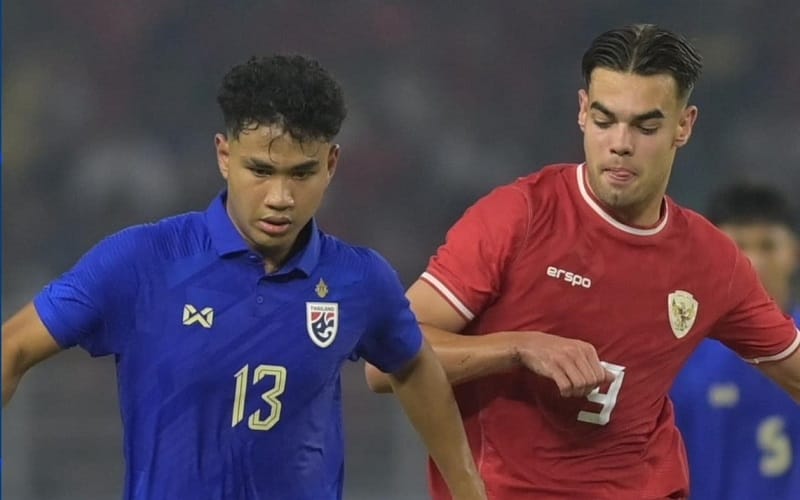 Tiền đạo nhập tịch Raven (phải) là người mở tỷ số cho U19 Indonesia (Ảnh: FA Thailand).