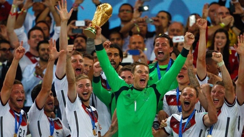 Neuer có kỳ World Cup 2014 để đời cùng đội tuyển Đức.