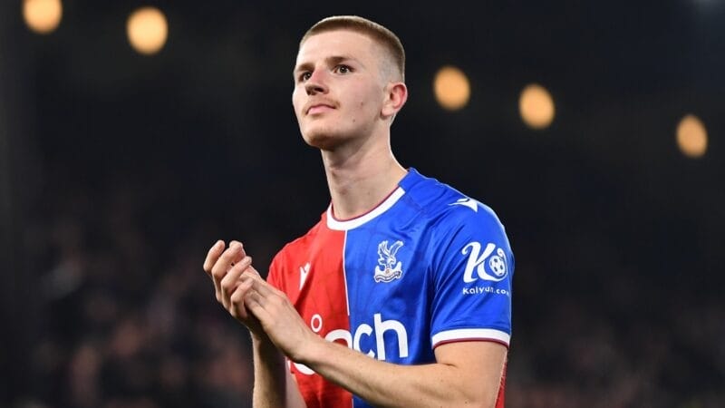 Adam Wharton là tiền vệ trẻ đầy tài năng của Crystal Palace