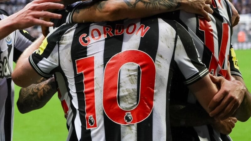 Gordon mặc áo số 10 tại Newcastle