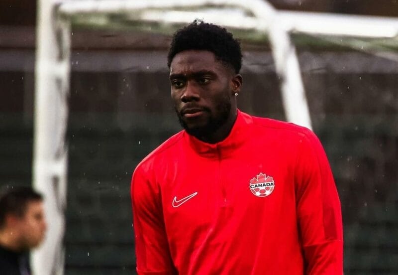 Bayern ra phán quyết về Alphonso Davies