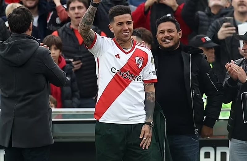 Enzo trở về gặp CĐV River Plate.