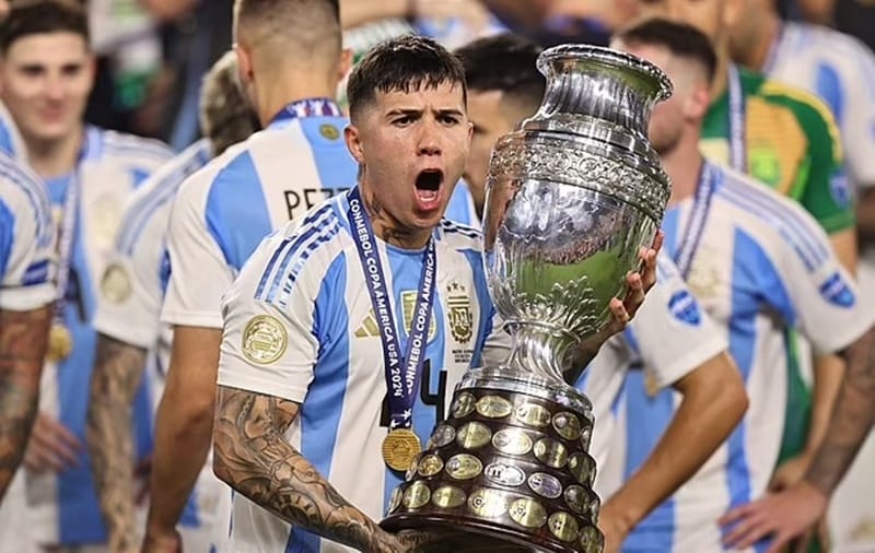 CĐV River Plate ủng hộ trò đùa phân biệt chủng tộc của Enzo Fernandez