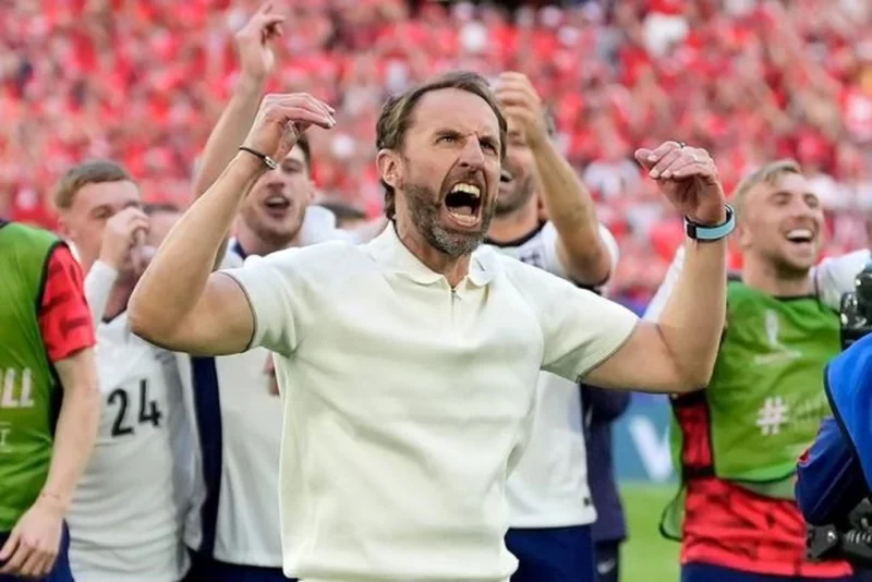 Niềm vui của HLV Gareth Southgate khi giúp ĐT Anh đi tiếp.