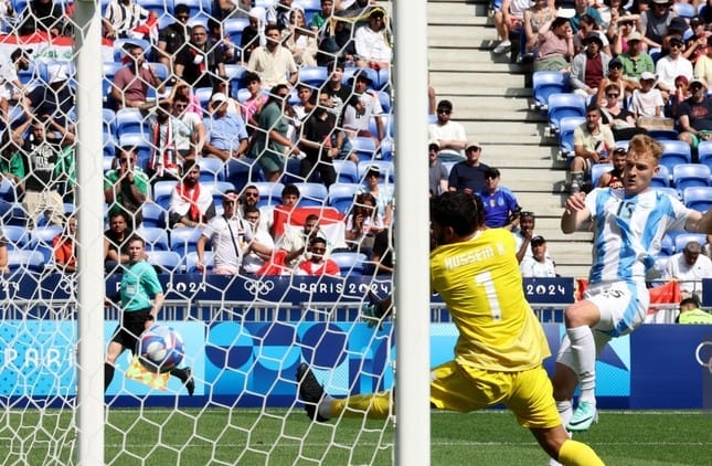 Olympic Argentina áp đảo trong hiệp 2 (Ảnh: Getty).