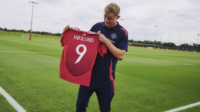 Hojlund tiếp quản áo số 9 tại Man United