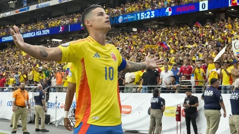 Tỏa sáng rực rỡ, James Rodriguez trên đường vượt qua Messi