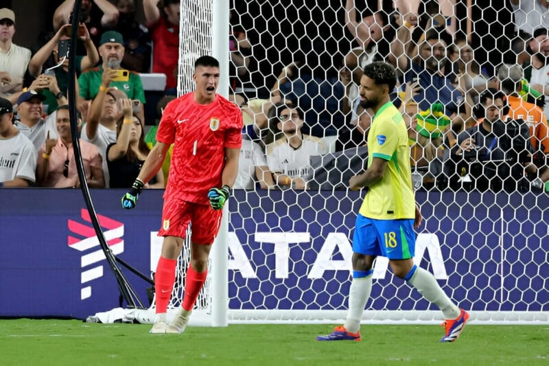 Brazil gục ngã trên chấm luân lưu trước Uruguay (Ảnh: Getty).