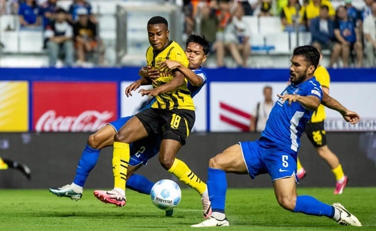 Dortmund thua đậm Pathum United của Thái Lan (Ảnh: Getty).