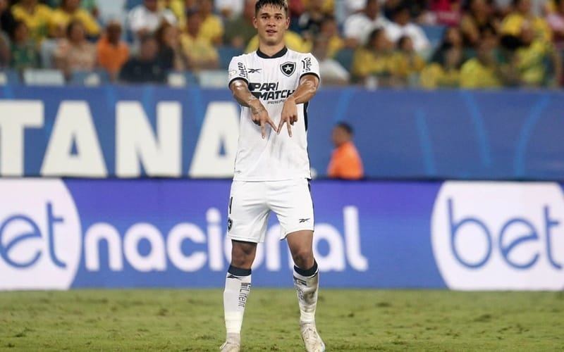 Botafogo vượt ải trên sân khách.