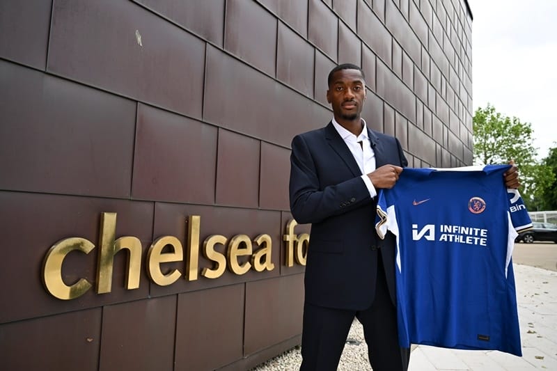 Adarabioyo gia nhập Chelsea từ Fulham.