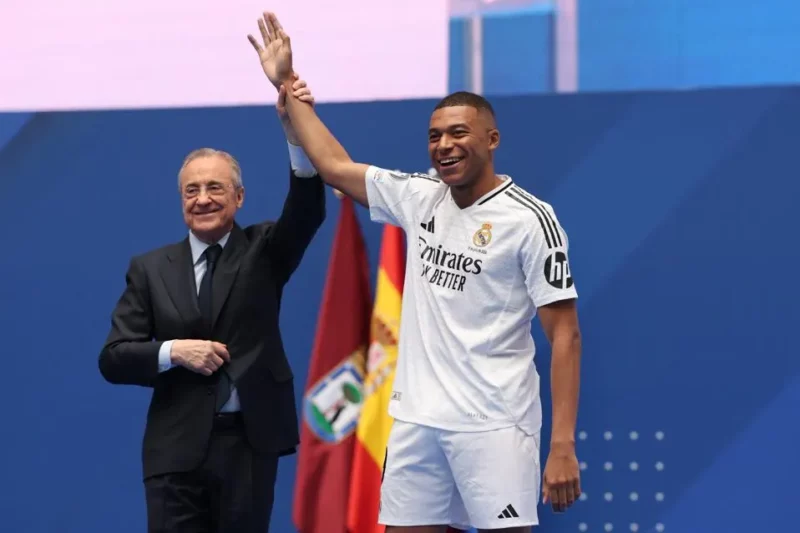 Kylian Mbappe ra mắt các CĐV trên sân Bernabeu.