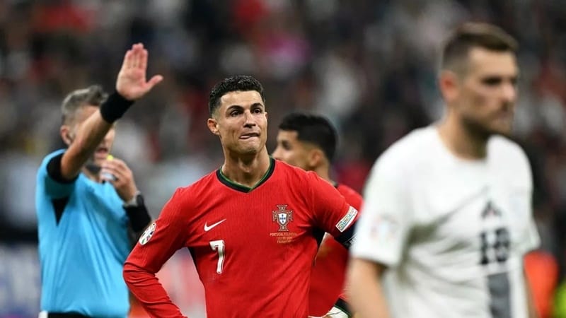 Martinez bị chỉ trích vì trọng dụng Ronaldo