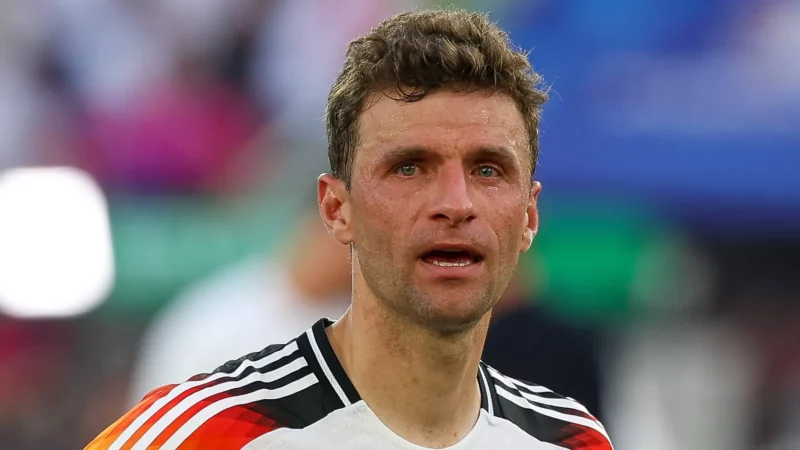 Thomas Muller bật khóc sau trận đấu.