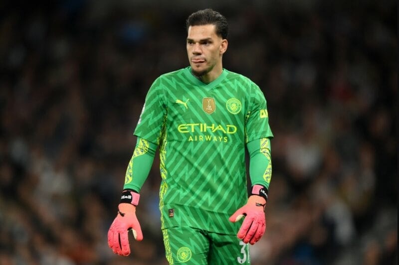 Man City ưu tiên giữ chân Ederson (Ảnh: Getty).