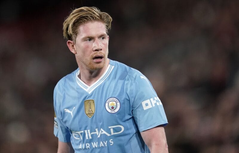 HLV Guardiola khẳng định De Bruyne sẽ không ra đi.