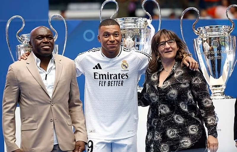 Mbappe đã ra mắt trước 80.000 người hâm mộ Real Madrid.