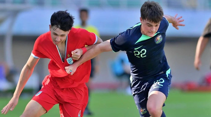 U19 Úc (phải) bất ngờ thất bại tại bán kết.