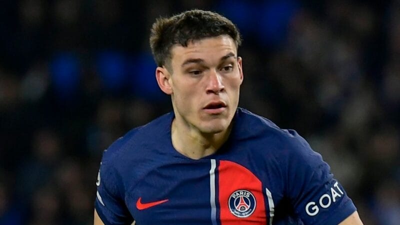 Manuel Ugarte không hài lòng với vai trò của mình ở PSG.