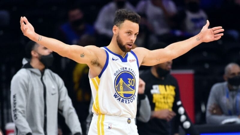 Curry tiếp tục gắn bó với GSW