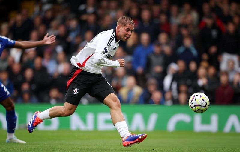 Emile Smith Rowe mở tỷ số cho Fulham.