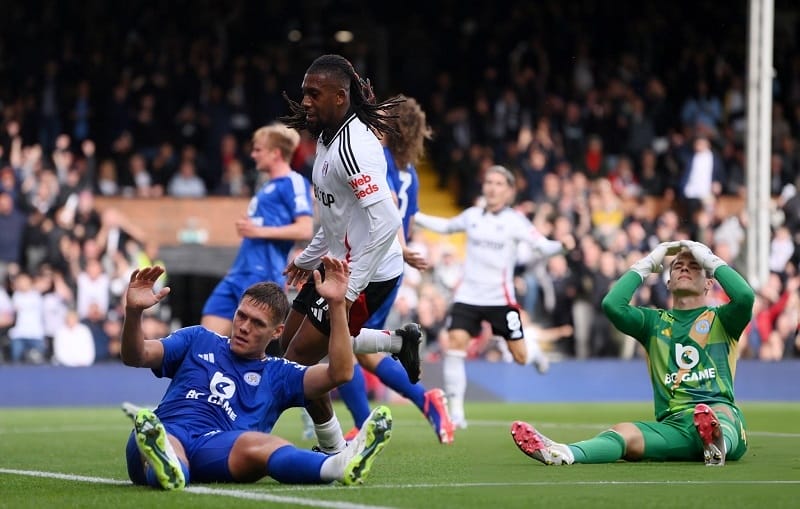 Alex Iwobi góp công lớn giúp Fulham chiến thắng.