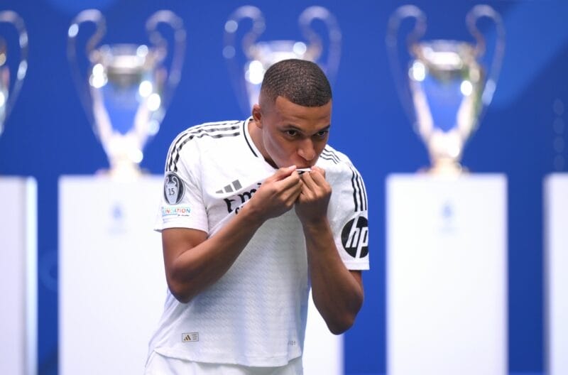 Mbappe sẽ mặc áo số 9 trong mùa đầu tiên tại Real Madrid, giống như thần tượng Ronaldo của anh.