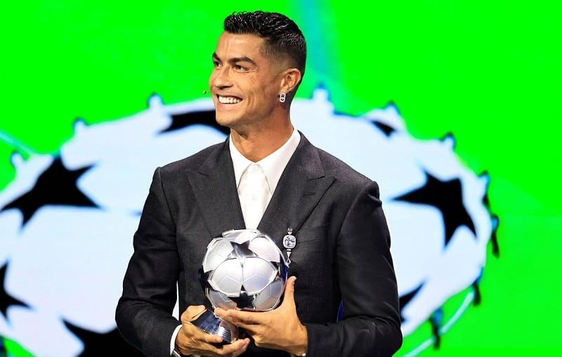 Ronaldo được UEFA vinh danh tại lễ bốc thăm.