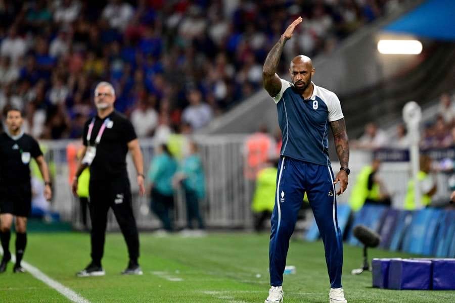 Henry được cân nhắc thay thế Deschamps tại Les Bleus