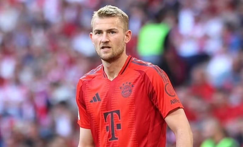 De Ligt rời Bayern dù Kompany muốn anh ở lại.