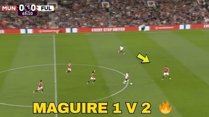 Tình huống 1v2 của Harry Maguire trong trận Man Utd gặp Fulham.