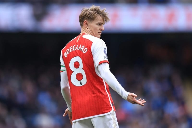 Odegaard với áo số 8