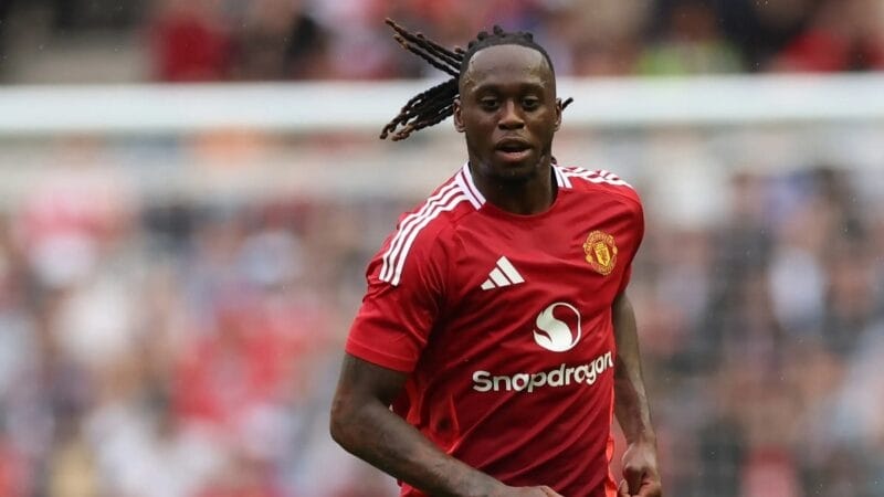 Dwight Yorke cho rằng Man United không nên bán Wan-Bissaka