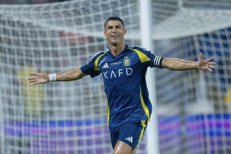 Ronaldo ghi bàn giúp Al Nassr đi tiếp (Ảnh: Getty).