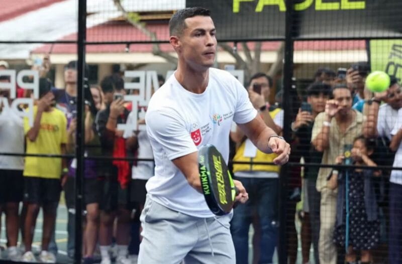 Ronaldo chơi padel.