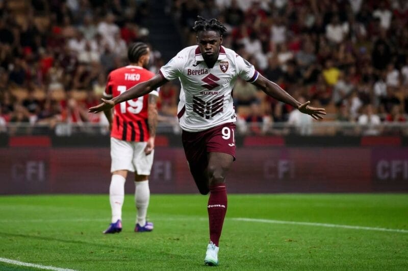 Duvan Zapata nhân đôi cách biệt cho Torino (Ảnh: Alamy).