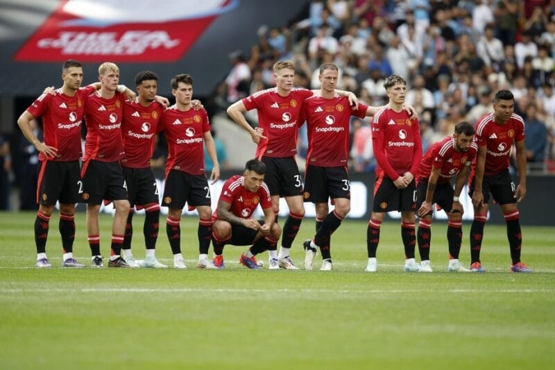 Man United bỏ lỡ cơ hội giành Community Shield.