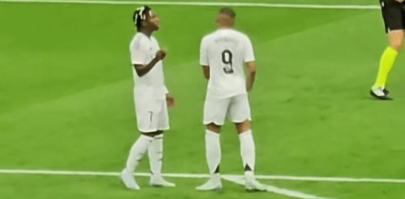 Vinicius và Mbappe nhiều lần phàn nàn nhau trên sân bóng.