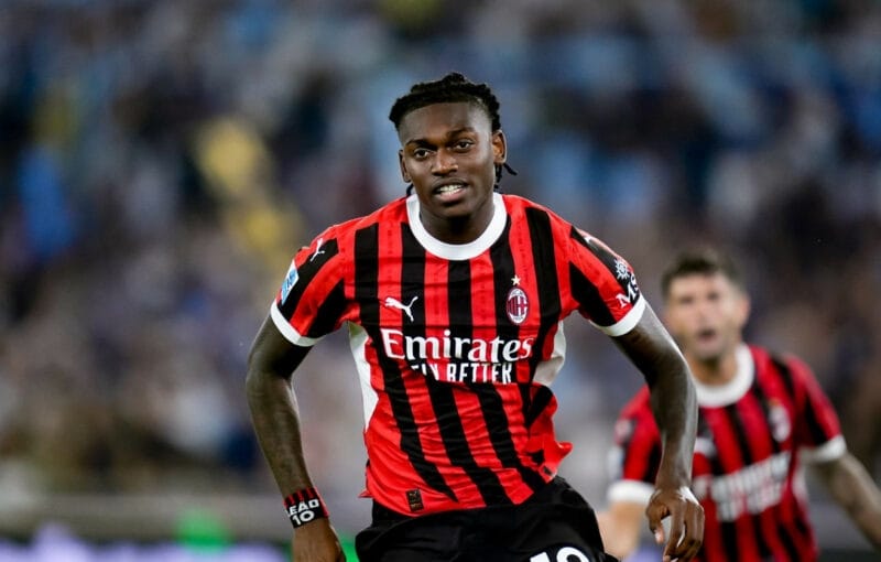 Rafael Leao gỡ hòa cho AC Milan.